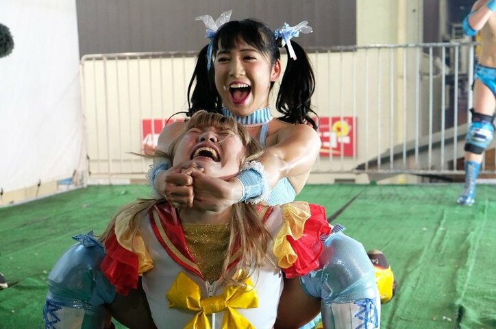 “筋肉アイドル”才木玲佳 vs.“クビドル”伊藤麻希、路上プロレスで激闘！伊藤、決死のダイブも才木のタワーブリッジ炸裂