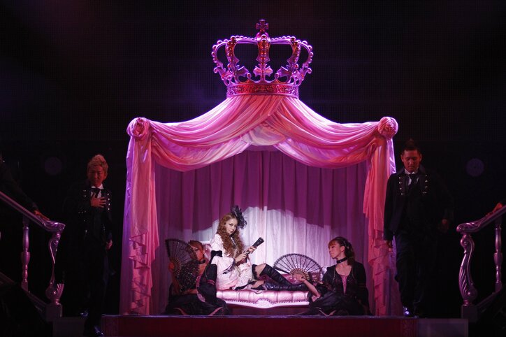 安室奈美恵ファッション総選挙ランキング発表、キャリア25年で最も愛された作品1位は？