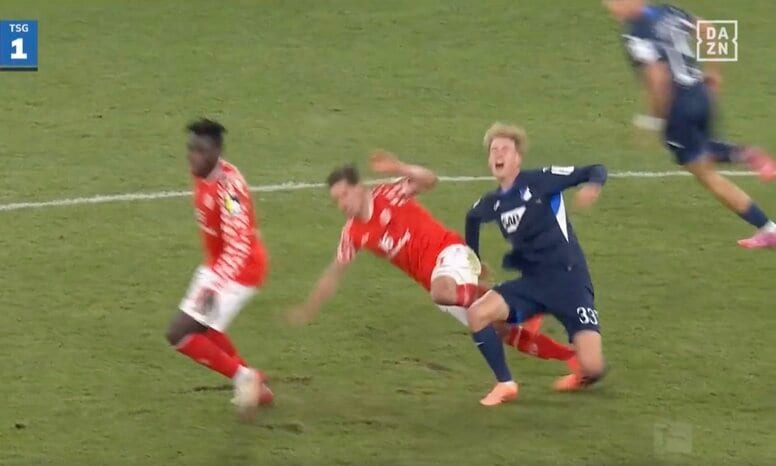 「正直マジでいらない」武闘派選手、わざと狙った？“危険タックル”で退場　解説者も呆然…足首を踏み抜いたラフプレー