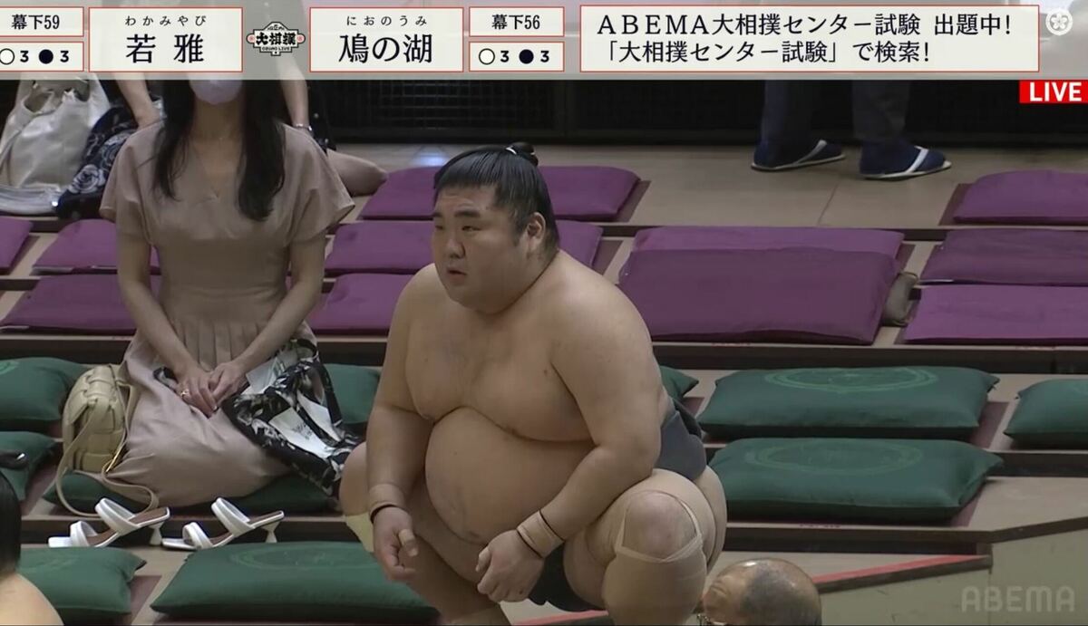 行司が勝ち名乗りを上げた直後に「待て、待て」の声 土俵下の力士が