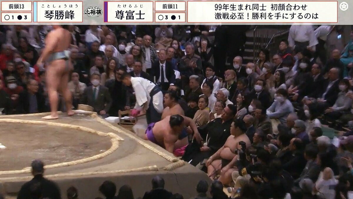 尊富士、土俵下に転落で“新旧”人気力士がほっこり 元横綱・稀勢の里と 