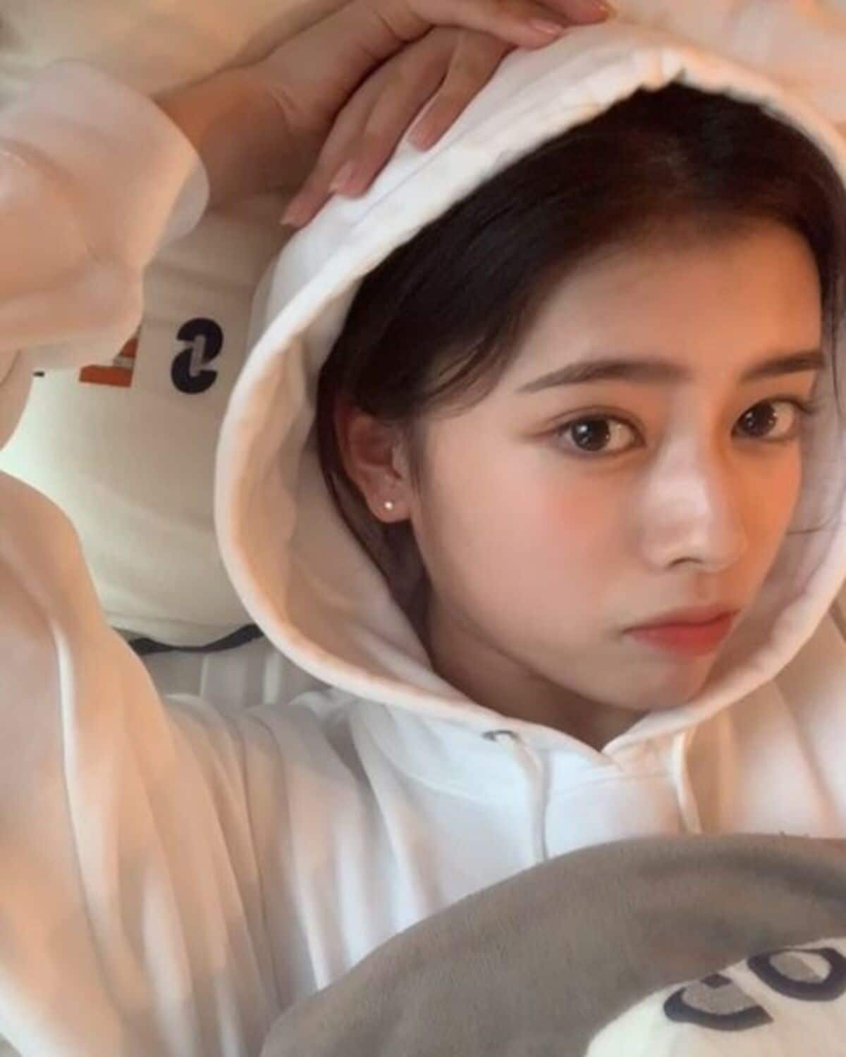 NiziU・リマ、ニナへ“ドッキリ仕掛ける”様子を公開 「尊いの大爆発