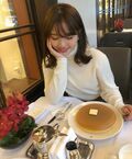 「めっちゃ可愛い」「白ニットが似合う」大和田南那の“カフェした”1枚をファン絶賛