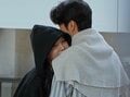元カレに未練たっぷりなスタイル抜群の現役CA美女、すっぴんで誰もいないキッチンで抱きつき…「私に親切にできないの？」