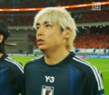 伊東純也も“レーザー光線の被害者”に…中国サポーターの悪質行為に批判殺到「ポインターを当てるな」「何やってもいいと思う時点でやばい」