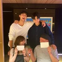 竹内涼真＆竹内唯人の家族写真に歓喜の声続々「パパママお初やけど若ーい」「ほんと兄弟そっくり」