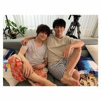 「神コンビ」「2人共イケメン」佐野勇斗、竹内涼真との“兄弟ショット”披露しファン歓喜