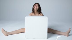 大原優乃メモリアル写真集 表紙ははじける笑顔と露わな身体、裏表紙は大胆バックショット