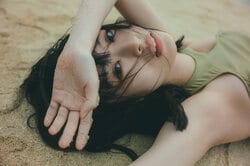 女優・井本彩花、4年振りの水着姿にランジェリーカットにも初挑戦 2nd写真集が3月19日発売へ