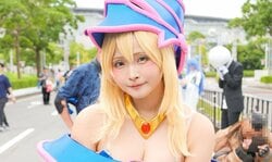 « Pour faire ressortir sa nature enjouée » : un cosplay de la Magicienne des Ténèbres de Yu-Gi-Oh! qui met l'accent sur la pose