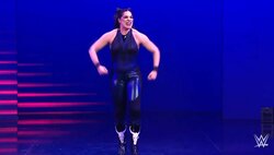 長身美女レスラーの“美背筋”に騒然！「背中キレイ」「背中鍛えてる人は強い」納得と共感の声続々