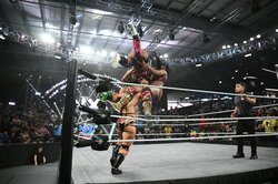 何が起こった？ ムキムキすぎる“超怪力”女子が大暴れ…屈強ライバルを“3人まとめて”ぶん投げる人間離れの大技にファン騒然