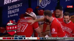 偉大なMVP男にも容赦なく「ビシャー！」トラウト2試合連続弾、仲間の祝福シャワーの水が増量「今日も水」「水をかけても良いスター笑」大谷翔平は笑顔でお出迎え