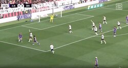 「オフサイドだよｗ」浦和・酒井宏樹、微妙な立ち位置に“オフサイド”アピールも「選手は触ってない」「これは関与してるだろ」プレー続行の判定にファン意見分かれる