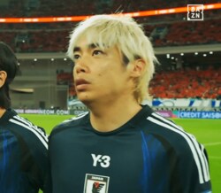 伊東純也も“レーザー光線の被害者”に…中国サポーターの悪質行為に批判殺到「ポインターを当てるな」「何やってもいいと思う時点でやばい」