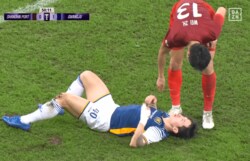 「衝撃的な暴力…」中国代表DFが“顔面キック”→韓国人MFが流血！「これがサッカーか？」「激しすぎる反則」一発退場に現地メディア激怒