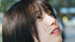乃木坂46五百城茉央1st写真集から、木漏れ日の中の“儚げ美少女ヒロイン”カット