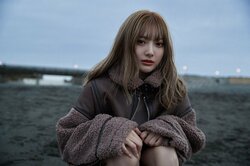 安斉かれん新曲「キミとボクの歌」の新ビジュアルが公開 故郷・神奈川県藤沢市の浜辺で撮影