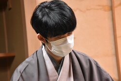 藤井聡太王将「思わしい変化が見つからなかった」“レジェンド”羽生善治九段に敗れ、シリーズは1-1のタイに／将棋・王将戦七番勝負第2局