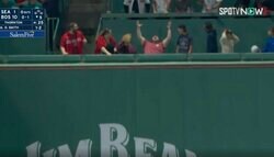 アイツは一体、誰なんだ…！？ ネット上で話題沸騰！ ホームランボールが直撃した“熱狂的すぎるファン”が話題に「ボールあげたれ」「たしかにこれは悔しいわ」