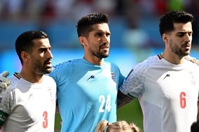 イラン代表、帰国後に投獄or死刑の可能性もあった？　初戦の国歌斉唱拒否で警告されたとも