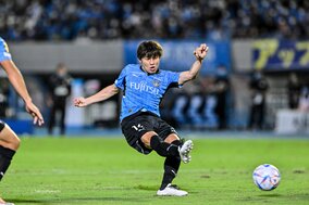 「バケモンでしょ」「うますぎる！」川崎MF脇坂が「スゴすぎ反転ゴール」見せた！ PA内で落ち着きはらった“トラップ→反転”で、鮮やかに追加点奪う！