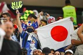 「信じられないが、これがジャパニーズだ」カタールメディアが、日本人サポの“ゴミ拾い”に仰天！ 現地ファンに大反響「彼らから学ぶべき」