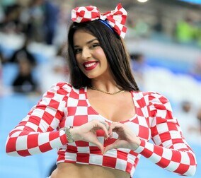 話題沸騰の“クロアチアの女神”が現地参戦！日本サポと交流する様子もインスタで公開【W杯ラウンド16】