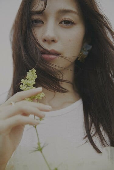 中条あやみ、フォトエッセイ『明日へのことば』が好評 ロケ地・熊本を