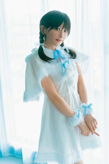 コスプレイヤー・みゃこ、サンタコスプレで届ける“笑い”グラビア