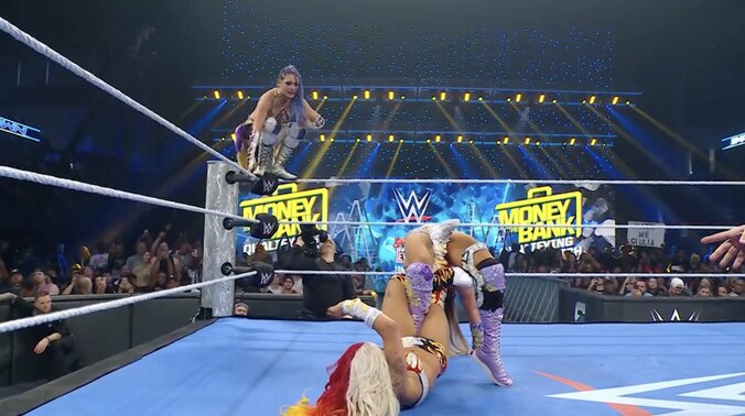 【映像】すごい角度の締め上げ→容赦ない“横槍スタンプ”