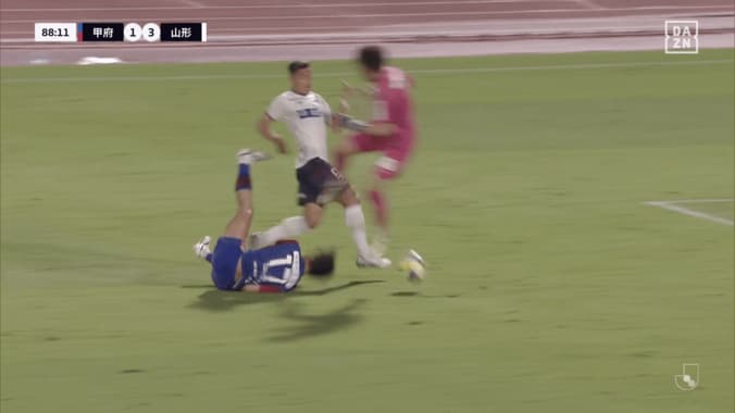 「相手が転んだだけだよね？」“ゴール取り消し”のファウル判定に激昂！「ガチギレも納得」山形FWにファンも同情 3枚目