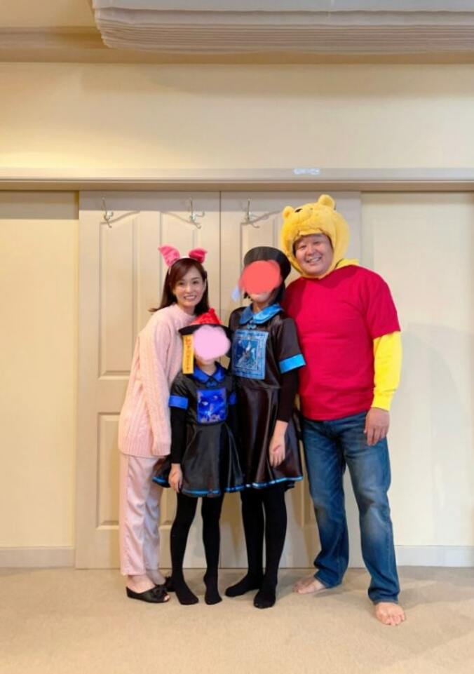  花田虎上、妻が考えた衣装での家族ショットを公開「喜んでいただけました」  1枚目
