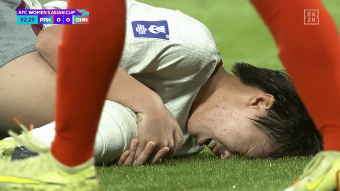 痛めた膝を押さえる中国選手