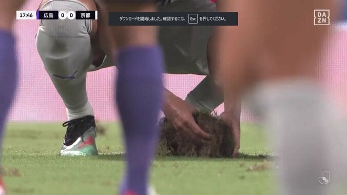 アニメかよ！怪物FWがパワーシュートでピッチに“巨大穴”をあけた瞬間「見たことないエグれ方」「日向小次郎みたい」自ら穴埋めする姿も話題に 3枚目
