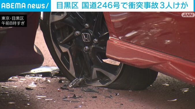 タイヤがつぶれた車