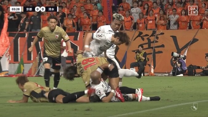 一体何が起きた？サッカー選手がもみくちゃに競り合う珍光景「あのぶつかり稽古はなんなの」 5枚目