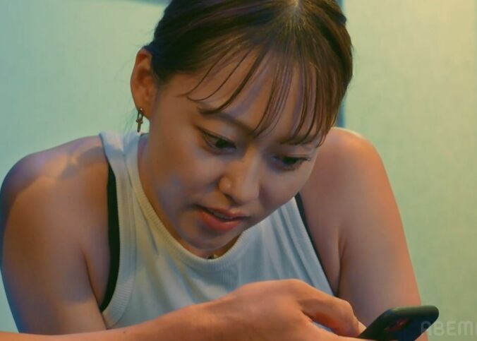 【写真・画像】ミスインターナショナルの34歳美女、体のラインあらわなトレーニング姿でイケメンマッチョとジムデート　1枚目