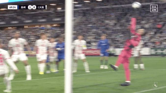 衝撃！元日本代表GKが「怪物すぎる」至近距離弾を“超反応セーブ”「残念そこは中村航輔」「半端ないって」長崎MFも苦笑い 5枚目