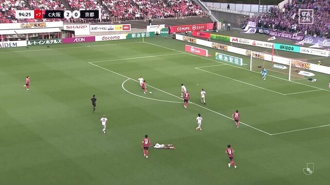 「レベチだな」香川真司“異次元の股抜き”にSNS騒然「足を出させての股抜き」「綺麗に抜いたな」トラップから流れるような仕掛けでファウルを誘発！ 5枚目