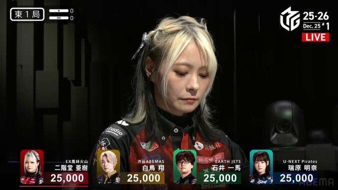 奇跡の44歳 亜樹のかわいいリボン姿（別カット）