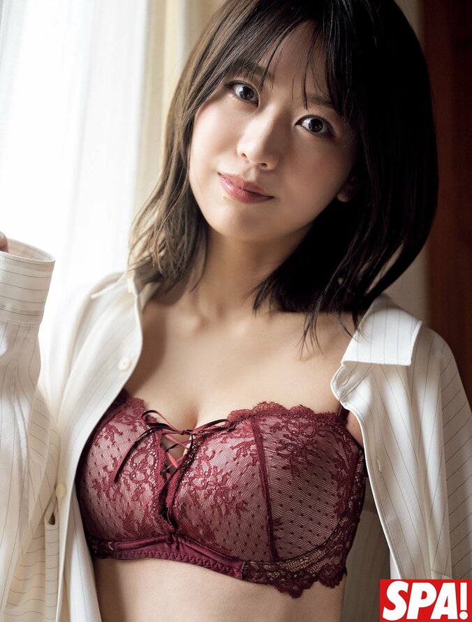 元AKB48篠崎彩奈、大人の色香漂う“彼シャツランジェリー”姿を披露 『週刊SPA！』登場 2枚目