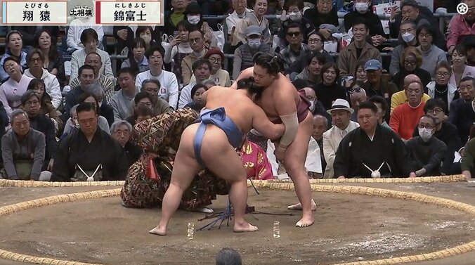 「蹴ったw」「蹴飛ばした」幕内の取組で“珍光景” 咄嗟の判断と行動に館内どよめき 2枚目