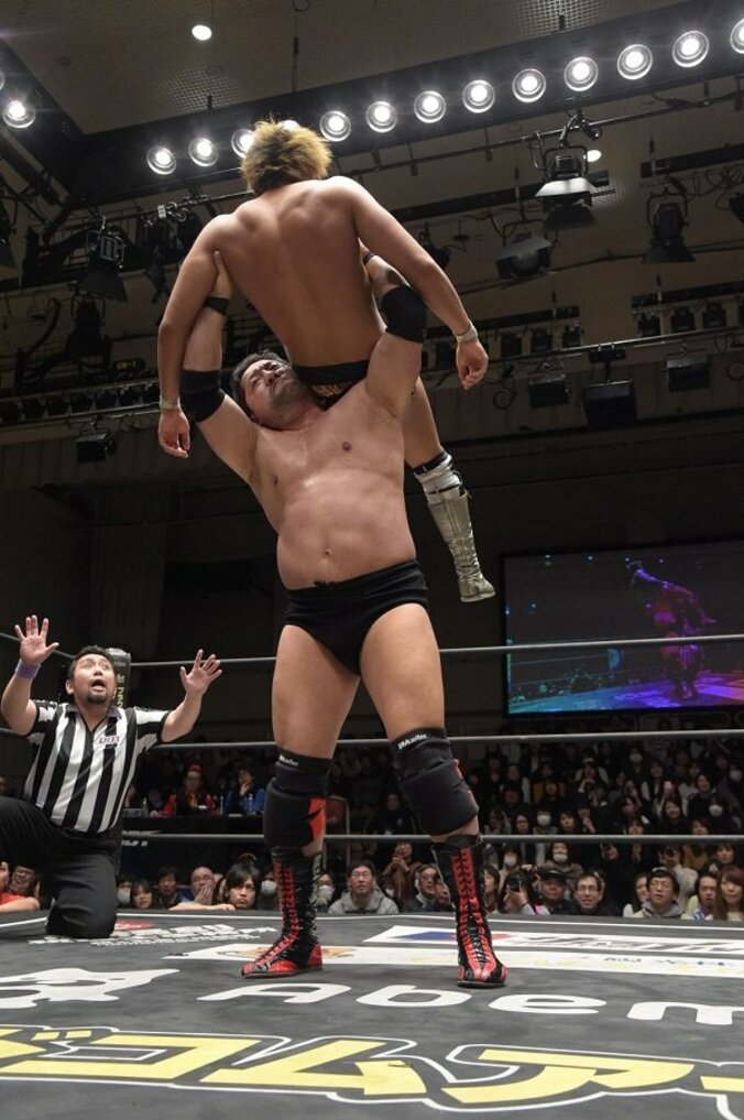 勝利後は長渕剛「とんぼ」熱唱！“進撃の大巨人”石川修司、DDT制圧に王手 2枚目