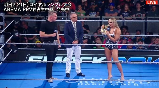 大胆な衣装で登場したティファニー