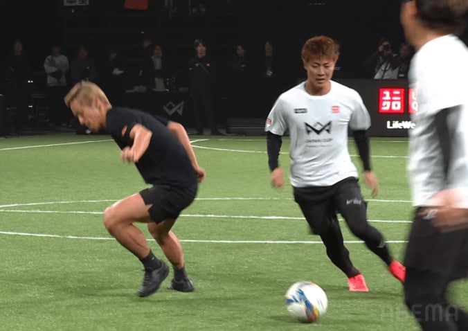 「本田圭佑が抜かれた！」柿谷曜一朗の天才的“股抜き突破”に騒然「今のは素でやられましたね」解説も驚愕した瞬間 4枚目