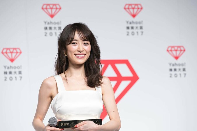 泉里香”ボディラインが出るドレス”で「Yahoo!検索大賞」に登壇 6枚目