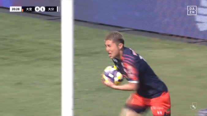 【映像】大宮FW、同点ゴールが嬉し過ぎて相手選手とハイタッチ