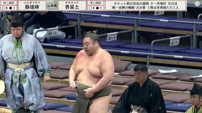 力士の肩が真っ赤っか