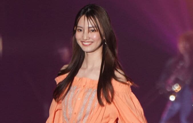 奇跡の9頭身・股下83センチのモデル・黒木麗奈、圧巻スタイルでランウェイ闊歩